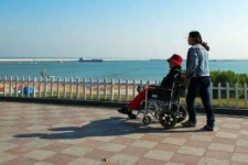 云浮八旬老人推轮椅带老伴游中国(为了方便推轮椅带老伴出门)