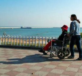 云浮八旬老人推轮椅带老伴游中国(为了方便推轮椅带老伴出门)