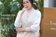 云浮兼职模特被摄影师亲(兼职模特被摄影师亲了)